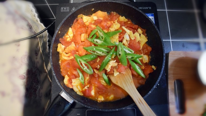 西兰花番茄炒鸡蛋盖浇饭,打开盖子，加入青椒。