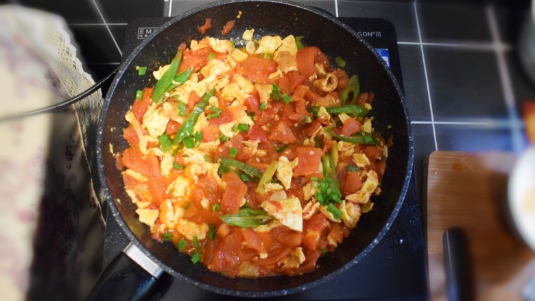 西兰花番茄炒鸡蛋盖浇饭,翻炒收汁，待汤汁浓稠后，放入适量的盐，撒上葱花，即可。