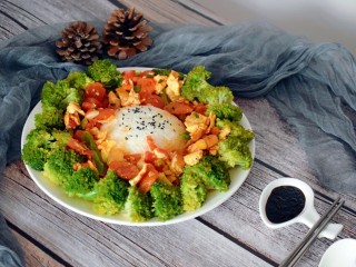 西兰花番茄炒鸡蛋盖浇饭,一份秀色可餐的西兰花番茄炒鸡蛋盖浇饭就完成啦！