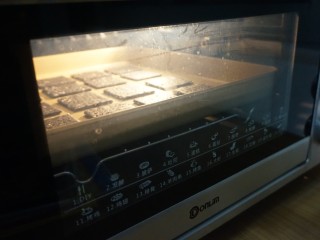 营养芝麻苏打饼干,放入已经预热到160度的东菱K40C烤箱中下层，烘烤13至15分钟