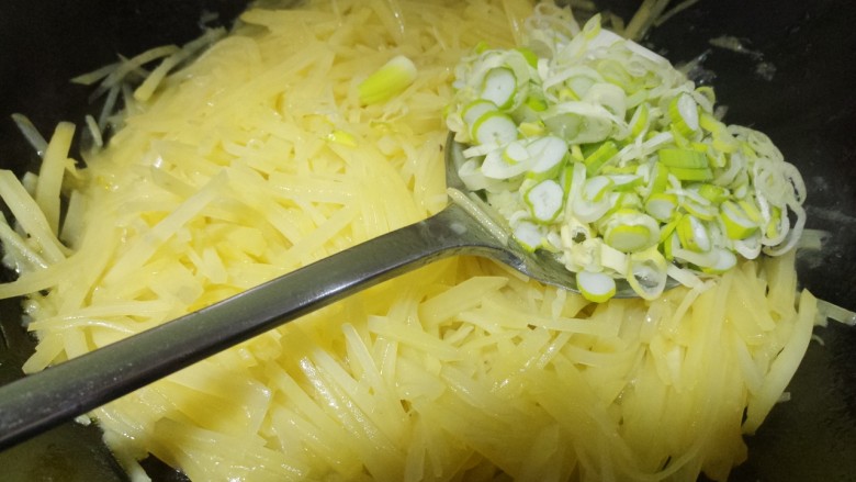 葱炒土豆丝,翻炒一分钟左右，加入葱花。
