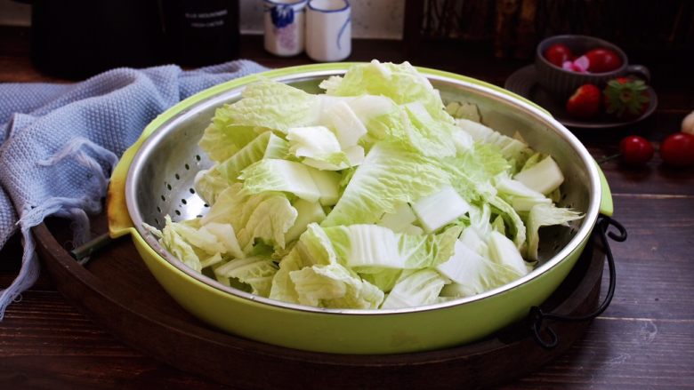 天气寒冷 食疗进补 家常菜 白菜炖牛肉,将大白菜掰开，清洗干净，切成块。