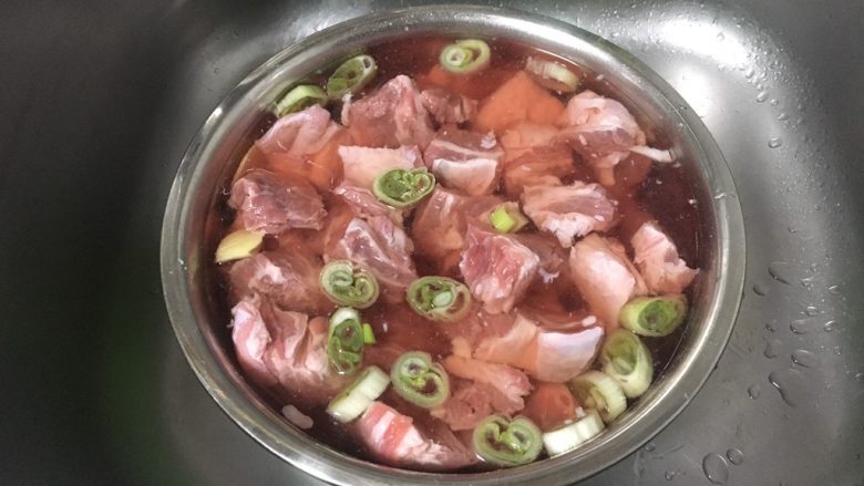 天气寒冷 食疗进补 家常菜 白菜炖牛肉,用凉水浸泡30～60分钟。
