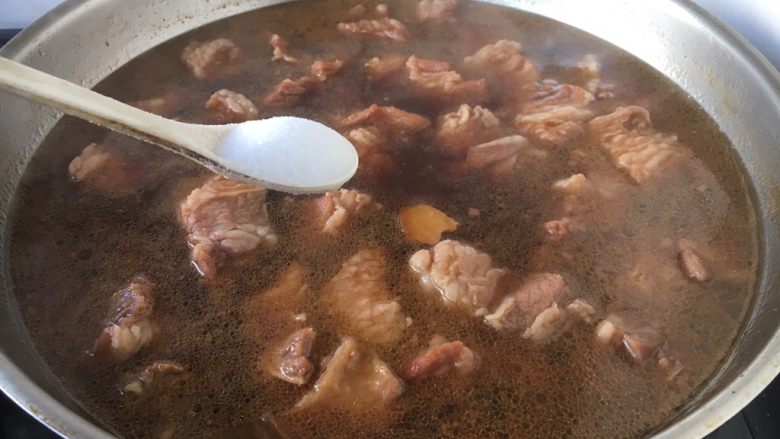 天气寒冷 食疗进补 家常菜 白菜炖牛肉,放入2勺的盐。