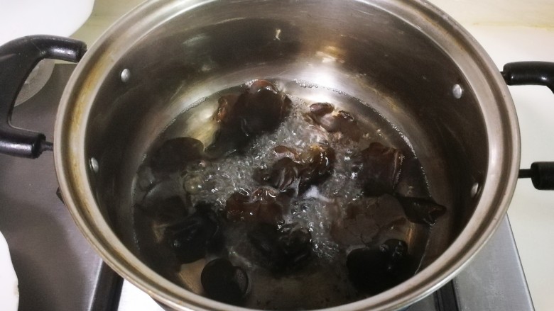 黑木耳红豆米糊,锅中水开放入黑木耳烧开，捞出来