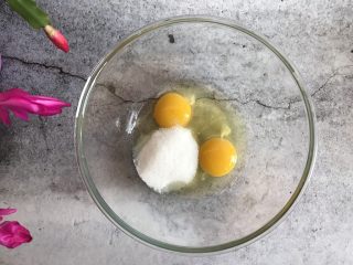 甜甜圈🍩烤箱版,两个鸡蛋打入碗中加入细砂糖