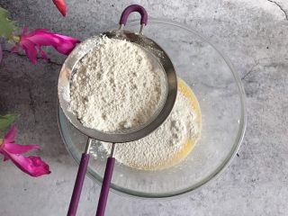 甜甜圈🍩烤箱版,筛入低筋面粉