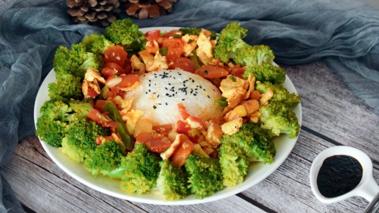 西兰花番茄炒鸡蛋盖浇饭,既营养，又美味，开吃啦！