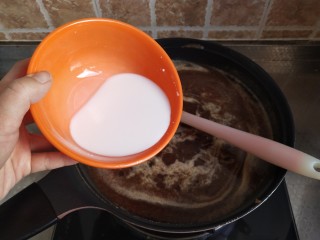 枣泥核桃糕,再次冒泡后加入木薯淀粉水，木薯淀粉加60克清水搅拌均匀