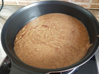 枣泥核桃糕,将红枣放入破壁机加500克清水打成细腻的枣糊