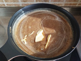 枣泥核桃糕,待枣泥冒泡后加入黄油继续熬制，熬到黄油融化