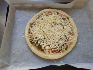 火腿披萨,最后再撒一层厚厚的马苏里拉芝士