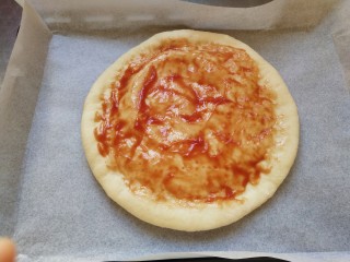 火腿披萨,刷上一层披萨酱或者番茄酱
