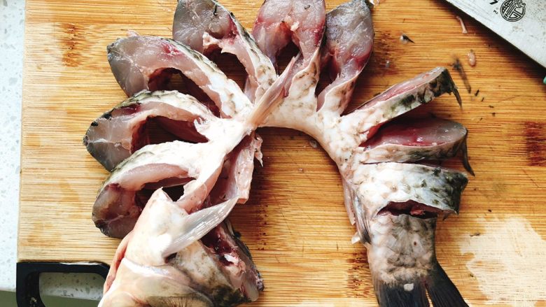 油炸糖醋版孔雀开屏鱼-年夜饭、宴请菜类,将鱼身切成宽约3厘米厚度的段，鱼肚不切断。