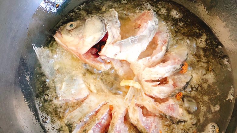 油炸糖醋版孔雀开屏鱼-年夜饭、宴请菜类,将漏勺一起放到锅中炸一会稍定型后，轻轻将漏勺抽出。