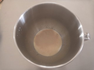 椰蓉吐司,将牛奶和酵母倒入搅拌缸。