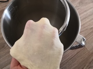 椰蓉吐司,转4—5档揉到面团光滑7分筋的状态
加入黄油继续揉