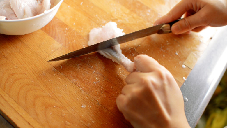 鱼肉做面 鱼骨熬汤 雪菜黄鱼面,用手固定住片下来的鱼肉的中间，用刀背刮下鱼肉，再抓住鱼皮，把剩余的一半鱼肉刮下。
