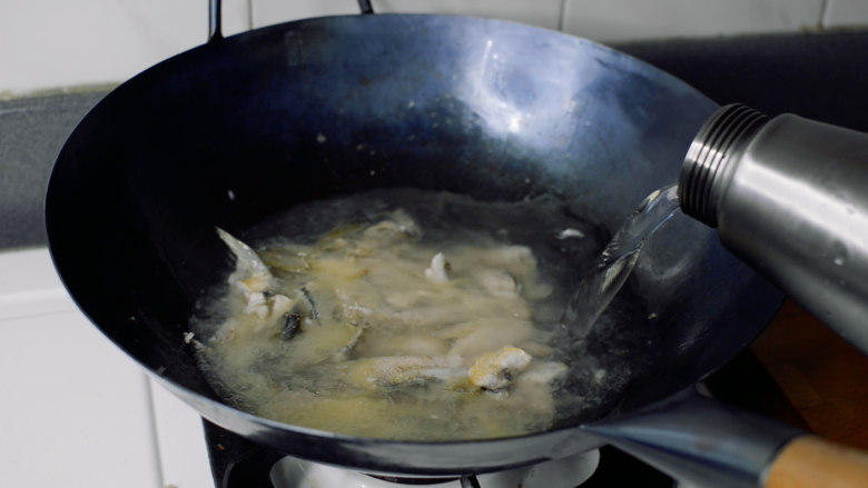 鱼肉做面 鱼骨熬汤 雪菜黄鱼面,做汤底。
用比平时多一点的油，炸香姜丝。
姜丝爆香后，放入鱼骨，鱼骨上的肉熟了之后加入料酒，再加入水和盐。
加盖大火煮沸数分钟，直到鱼汤变成白白浓浓的。