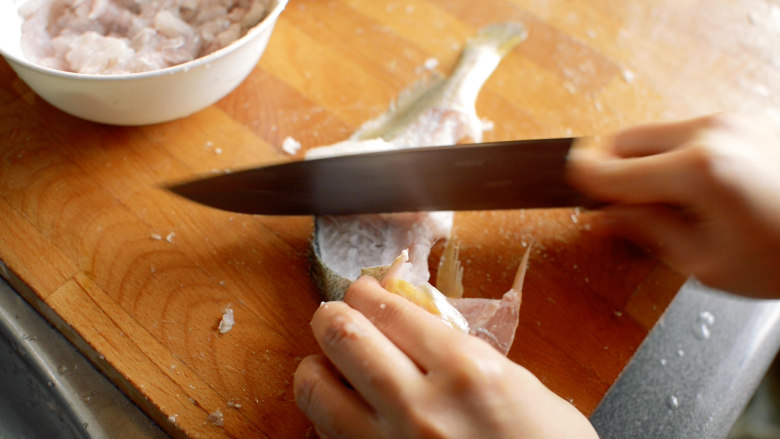 鱼肉做面 鱼骨熬汤 雪菜黄鱼面,鱼身上的肉用刀背轻松刮下来。鱼刺之间的肉也刮刮刮。