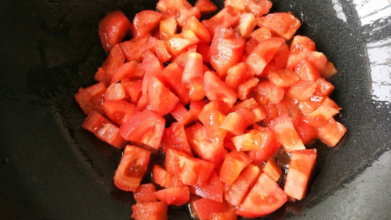 金针菇番茄龙利鱼,热锅冷油倒入番茄块，中火煸炒。