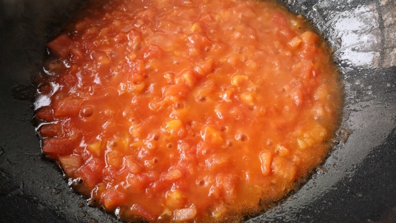 金针菇番茄龙利鱼,煸炒出红油呈番茄酱状，盛出备用。