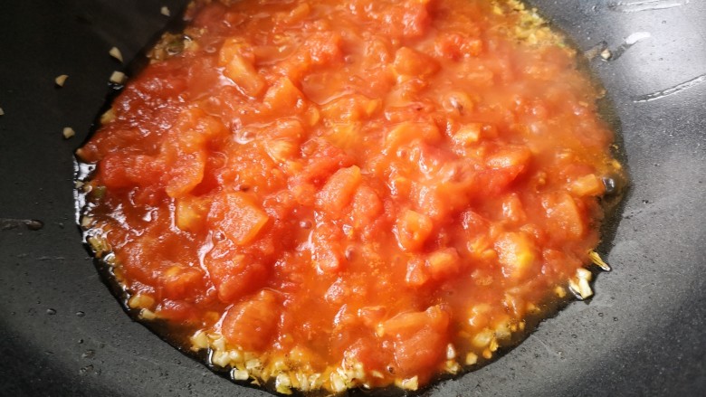 金针菇番茄龙利鱼,倒入炒好的番茄块。
