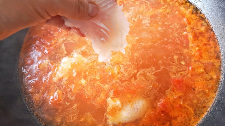 金针菇番茄龙利鱼,加适量水，然后煮开，先放龙利鱼片煮2-3分钟。