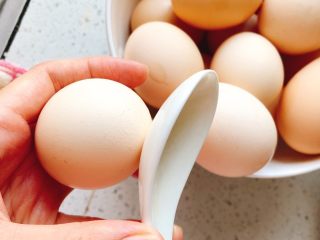 正宗茶叶蛋,拿一个汤勺，轻轻的碰击鸡蛋（选鸡蛋头比较大的那一头敲击），听到一声碎响后放入锅中。力气不能太大，否则鸡蛋裂痕太大，煮的时候蛋液会跑出来。