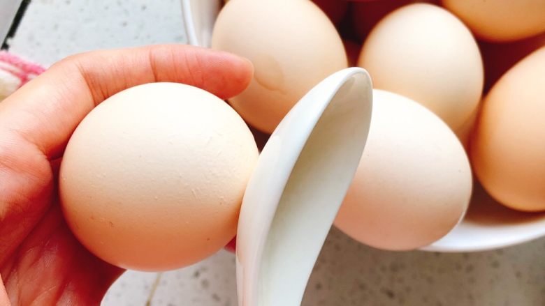 正宗茶叶蛋,拿一个汤勺，轻轻的碰击鸡蛋（选鸡蛋头比较大的那一头敲击），听到一声碎响后放入锅中。力气不能太大，否则鸡蛋裂痕太大，煮的时候蛋液会跑出来。