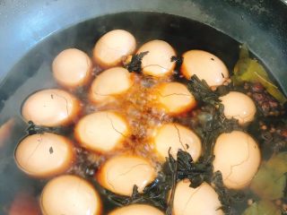 正宗茶叶蛋,中小火慢慢煮鸡蛋，煮开10分钟后，关火。