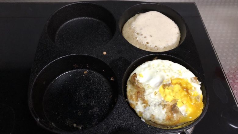 原味鸡蛋堡,鸡蛋底面凝固后翻扣在面糊上，令起锅眼，刷油倒入一勺面糊