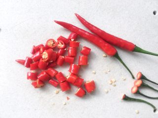 酱香烤鱼,朝天椒切碎，这个辣椒特别辣，不喜欢吃太辣的，可以少放点，或者将里面的辣椒籽去掉，辣味就没难么重啦
