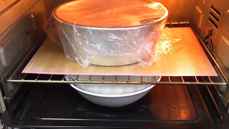 核桃味吐司,烤箱发酵档，底部放一碗热水，发酵60分钟，每隔30分钟更换一次热水。