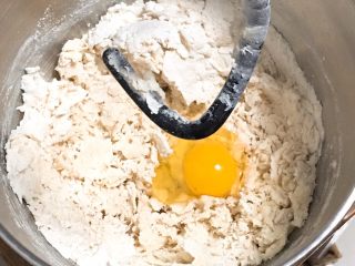 核桃味吐司,再加入鸡蛋搅拌。