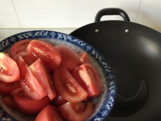 西红柿鸡蛋汤,锅热倒少许油下番茄翻炒