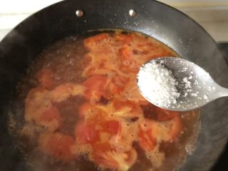 西红柿鸡蛋汤,加盐、糖调味，盖盖子烧开
