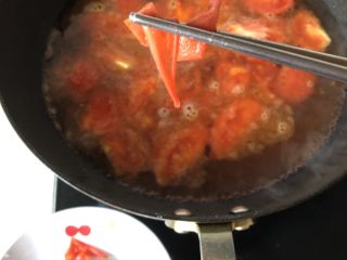 西红柿鸡蛋汤,这时候可以把西红柿皮捡掉