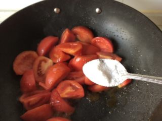 西红柿鸡蛋汤,可以加一点盐帮助番茄出水，喜欢汤浓一点的就多炒炒