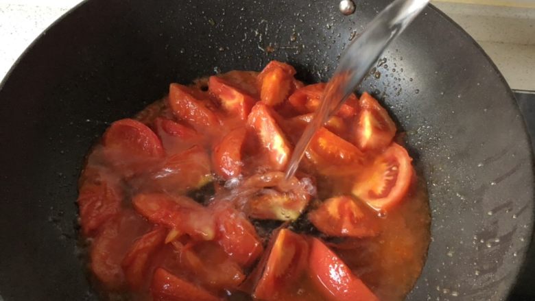 西红柿鸡蛋汤,加适量清水