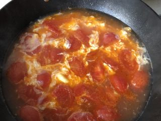 西红柿鸡蛋汤,鸡蛋打散，倒入锅中，烧开后就可以出锅啦，喜欢鸡精和味精的也可以放一点。