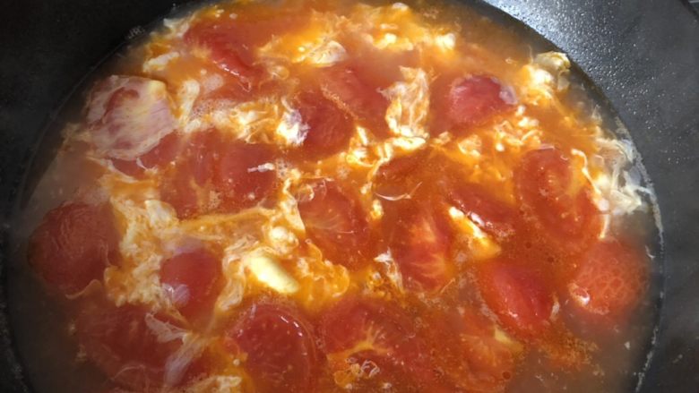 西红柿鸡蛋汤,<a style='color:red;display:inline-block;' href='/shicai/ 9'>鸡蛋</a>打散，倒入锅中，烧开后就可以出锅啦，喜欢鸡精和味精的也可以放一点。