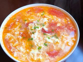 西红柿鸡蛋汤,装碗，撒少许葱花