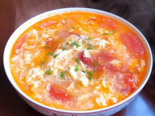 西红柿鸡蛋汤,鸡蛋特别嫩滑，汤也很浓郁，简单易学吧？😊