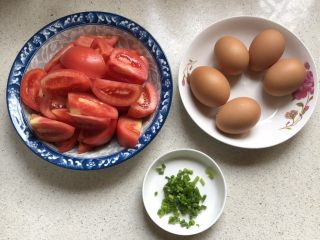西红柿鸡蛋汤,西红柿洗净，滚刀切块