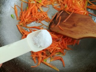 凉拌胡萝卜丝,适量的盐翻拌均匀即可