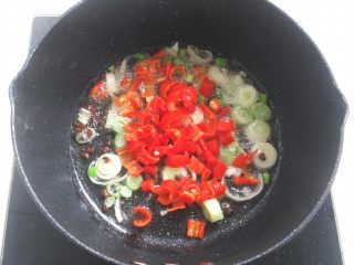 酱香烤鱼,加入葱花跟朝天椒，翻炒一会

