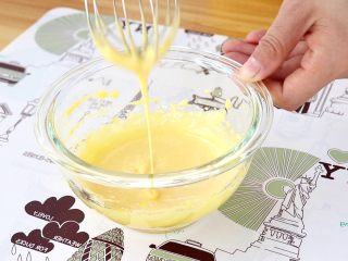 手指饼干,蛋黄中加10g细砂糖，用电动打蛋器打至蛋黄颜色变浅
tips：不是打发蛋黄，只需要将蛋黄颜色打至变浅即可