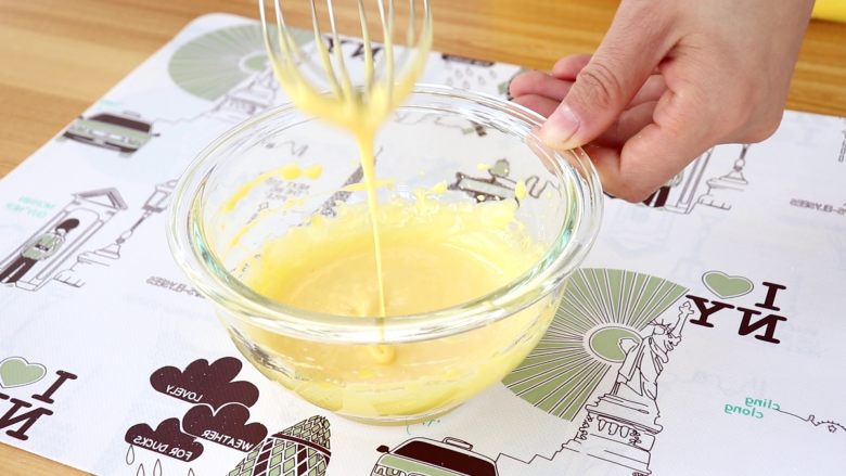 手指饼干,蛋黄中加10g细砂糖，用电动打蛋器打至蛋黄颜色变浅
tips：不是打发蛋黄，只需要将蛋黄颜色打至变浅即可