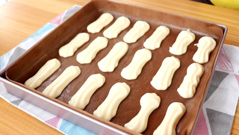 手指饼干,挤在铺油垫或者油纸的烤盘上
tips：挤长条状时，尽量粗细均匀，这样防止饼干不均匀，有的不熟，有的烤糊的情况